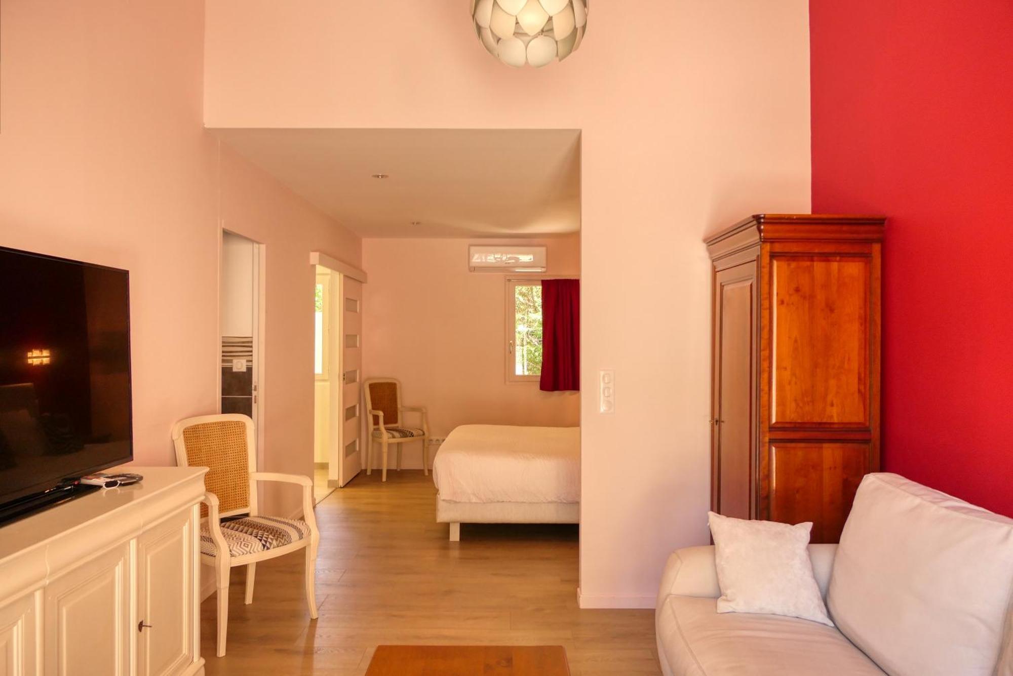 Le Hameau Fleur De Pierres , Chambre , Gite Et Table D'Hotes Murs  المظهر الخارجي الصورة