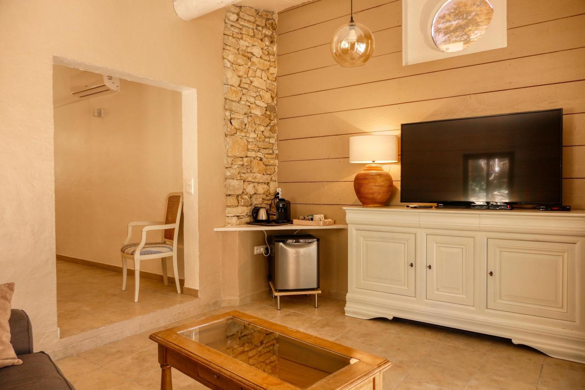 Le Hameau Fleur De Pierres , Chambre , Gite Et Table D'Hotes Murs  المظهر الخارجي الصورة