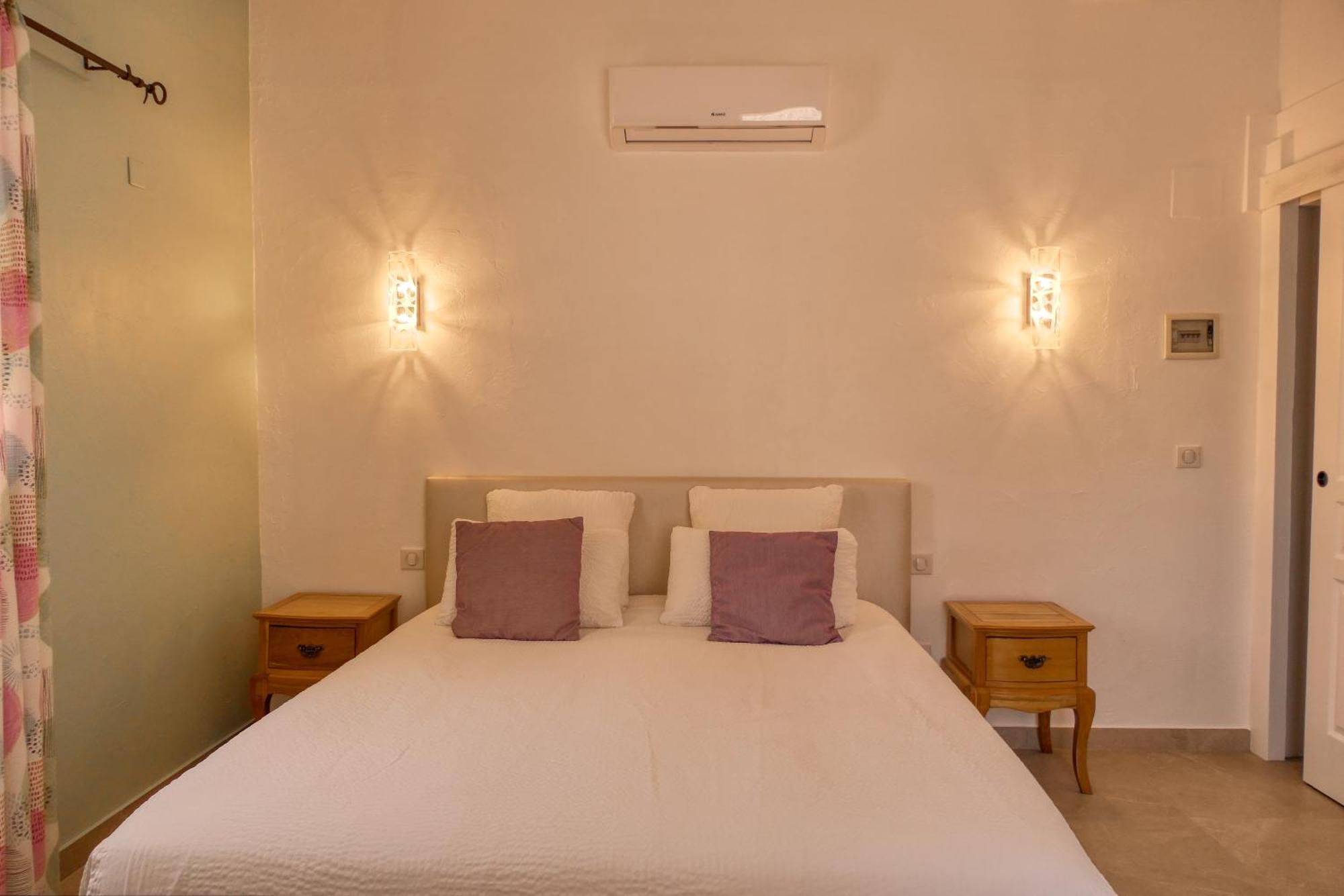 Le Hameau Fleur De Pierres , Chambre , Gite Et Table D'Hotes Murs  المظهر الخارجي الصورة